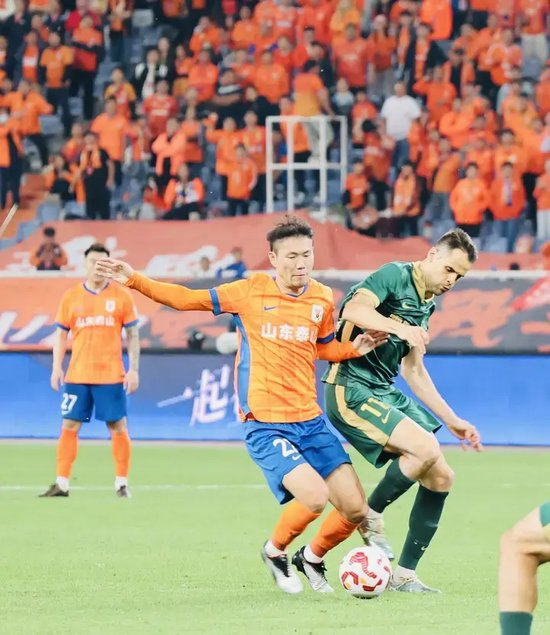 直击山东泰山4-2逆转 瓦科“救赎” 谢文能拼出胜利