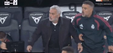 1792974047800017146.gif 穆里尼奥滑跪.gif